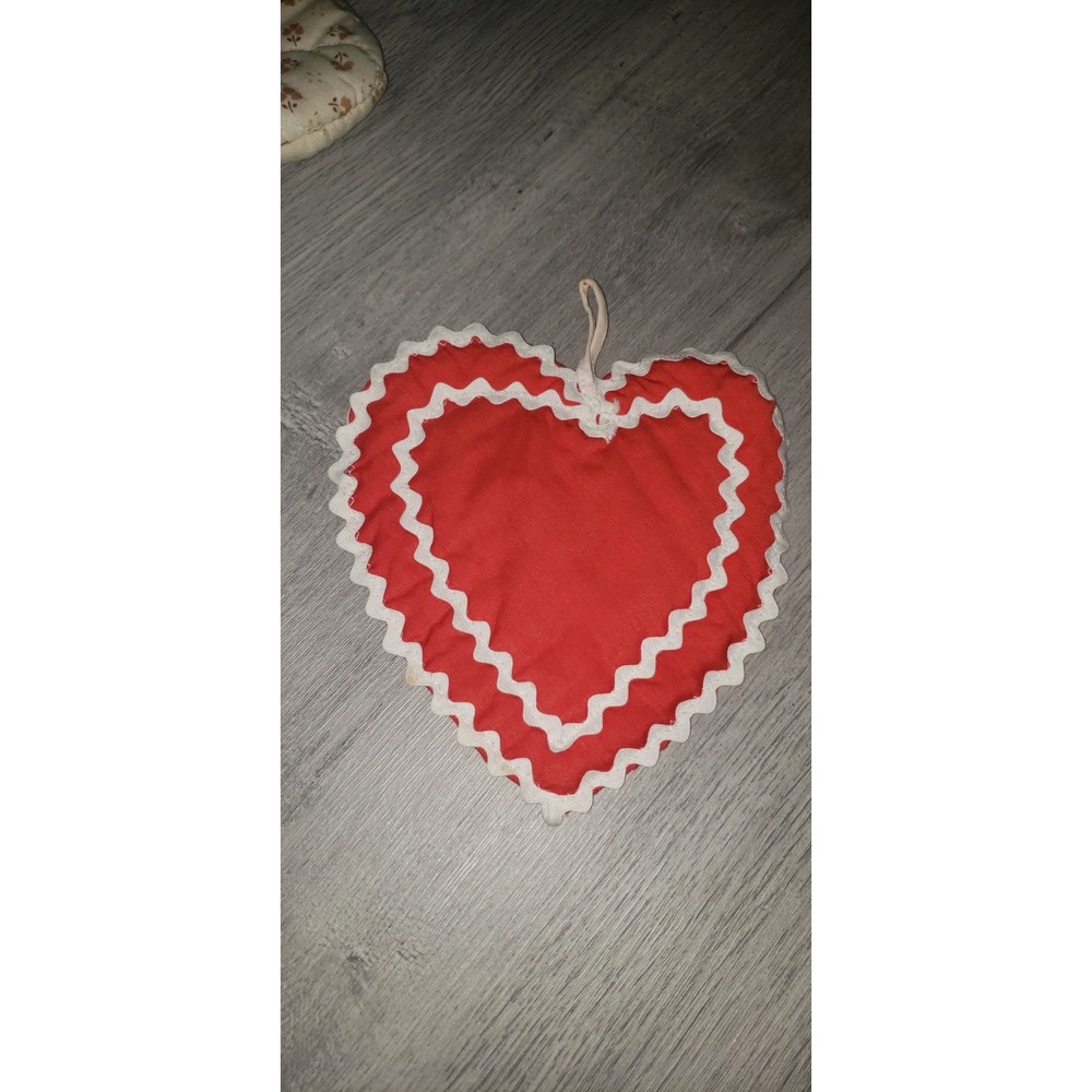 Vintage‎ heart shaped pot holder, Red and white. 1970s